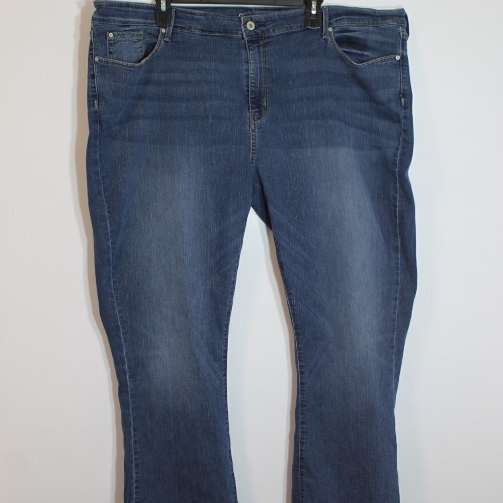 Levi Signature Women’s Boot Cut Jeans(size 24M)